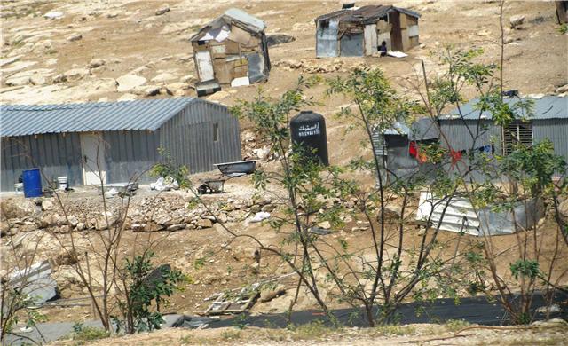الاحتلال يهدم بركسات لعرب الجهالين قرب القدس