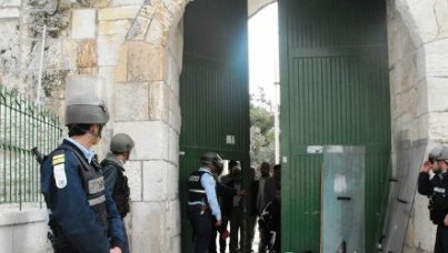 الاحتلال يمنع أربعة مقدسيين من دخول الأقصى لمدة شهر