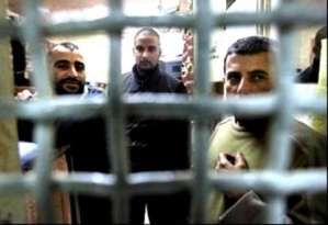 هآرتس: أحكام أسرى صفقة التبادل تبلغ 883 حكمًا مؤبدًا و4940 سنة