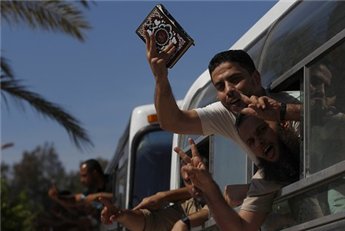 الاحتلال يهدّد أسرى الضفة بإلغاء أمر الإفراج عنهم وإعادة اعتقالهم