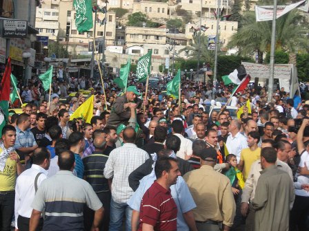 مدينة الخليل تكتسي بالأخضر أثناء استقبال أبطالها الأسرى