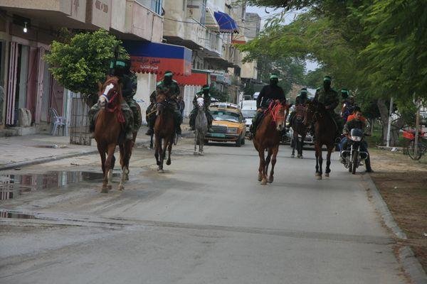 الجمعة: 40 خيالاً لزفة الأسرى المحررين شمال غزة في موكب مهيب