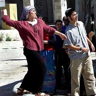 صهاينة يدربون نساءهم على السلاح لمواجهة الفلسطينيين