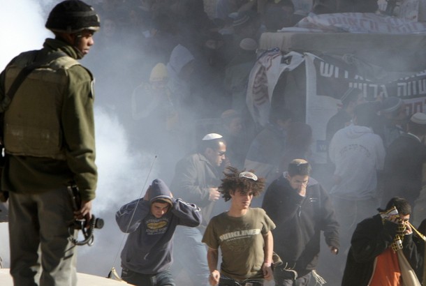 مغتصبون يحرقون حقول حوارة والجيش يعتقل مواطنًا وابنته