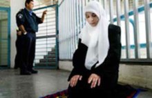 الاحتلال يشدد إجراءات الزيارة على الأسيرات بتكبيل أرجلهن