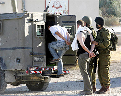 الاحتلال يعتقل 12 فلسطينيًّا في الضفة فجرًا