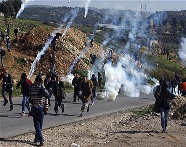إصابة العشرات جرّاء اعتداء الاحتلال على مسيرة بيت أمّر بالخليل