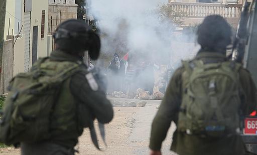 إصابة شاب فلسطيني شمال القدس برصاص الاحتلال