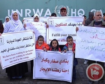 أصحاب البيوت المدمرة برفح يغلقون مقر الأونروا