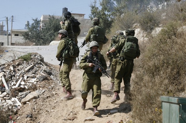 قوات الاحتلال تعتقل ثمانية فلسطينيين في جنين والخليل