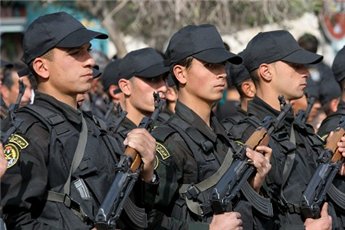 إذاعة العدو: أمن السلطة اعتقل ثمانية فلسطينيين بطلب صهيوني