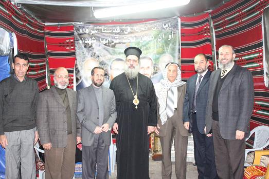 المطران عطا الله حنا يزور خيمة اعتصام النواب في القدس ويتضامن معهم