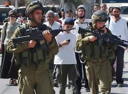 مغتصبون يضربون فلسطينيَين بالخليل والجيش يعتقلهما