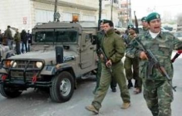 الاحتلال يصادر قطعة كلاشنكوف من أمن السلطة بالخليل