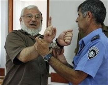 حماس بلبنان تسلم الصليب الأحمر مذكرة احتجاج على اعتقال النواب