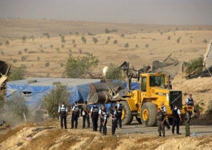 الاحتلال يهدم 16 بركسا لعائلات  فلسطينية