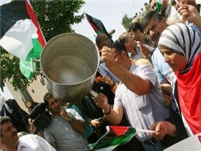مسيرة في طولكرم ضد سياسة فياض