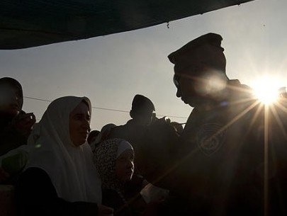 الاحتلال يعتقل زوجة أسير خلال محاولتها زيارته