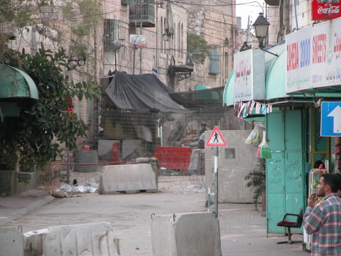 أهالي شارع الشهداء بالخليل يحتجون على ممارسات الاحتلال