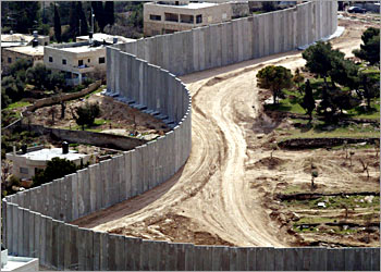 بيرتس يصادق على جدار معاليه أدوميم لشطر الضفة إلى قسمين وعزل القدس عنها