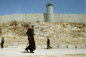 جدار الفصل العنصري يدفع بالمزيد من الفلسطينيين إلى الرحيل