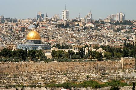 الاحتلال يصعِّد وتيرة تهجير الفلسطينيين من القدس وتهويد المدينة