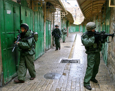 إصابة 4 فلسطينيين واختطاف 5 آخرين في اقتحام صهيوني لطولكرم
