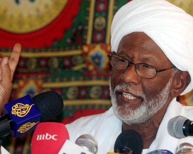 السلطات السودانية تطلق سراح الترابي بعد اعتقال دام شهرين
