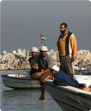 الزوارق الحربية الصهيونية تقصف مراكب الصيادين شمال قطاع غزة