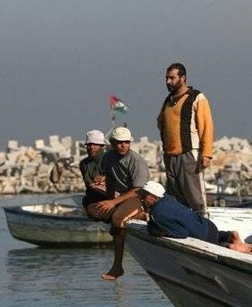 الزوارق الحربية الصهيونية تستهدف قوارب الصيادين قبالة سواحل غزة